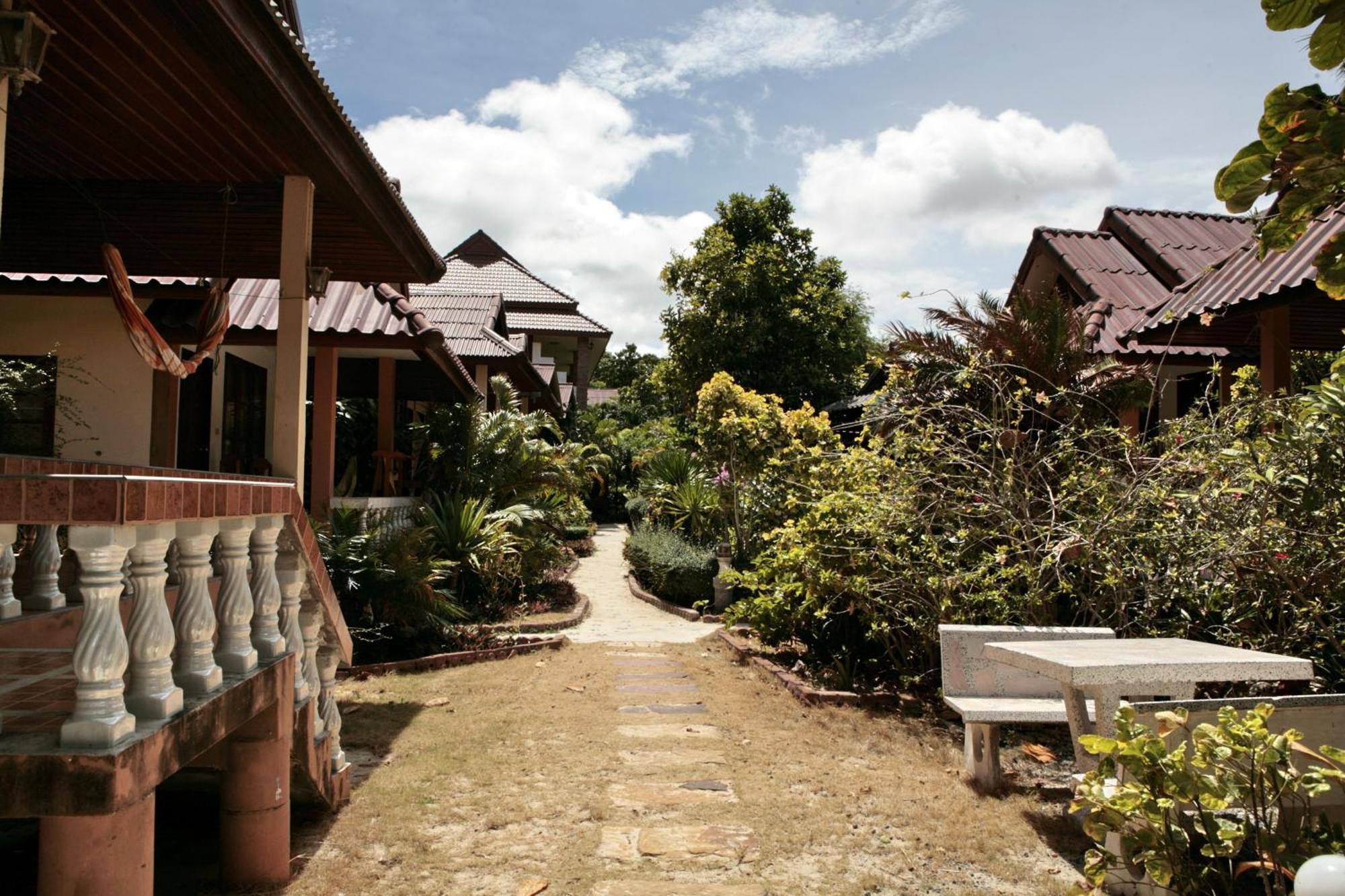 Jungle Hut Bungalows & Hotel Haad Chao Phao Exterior photo