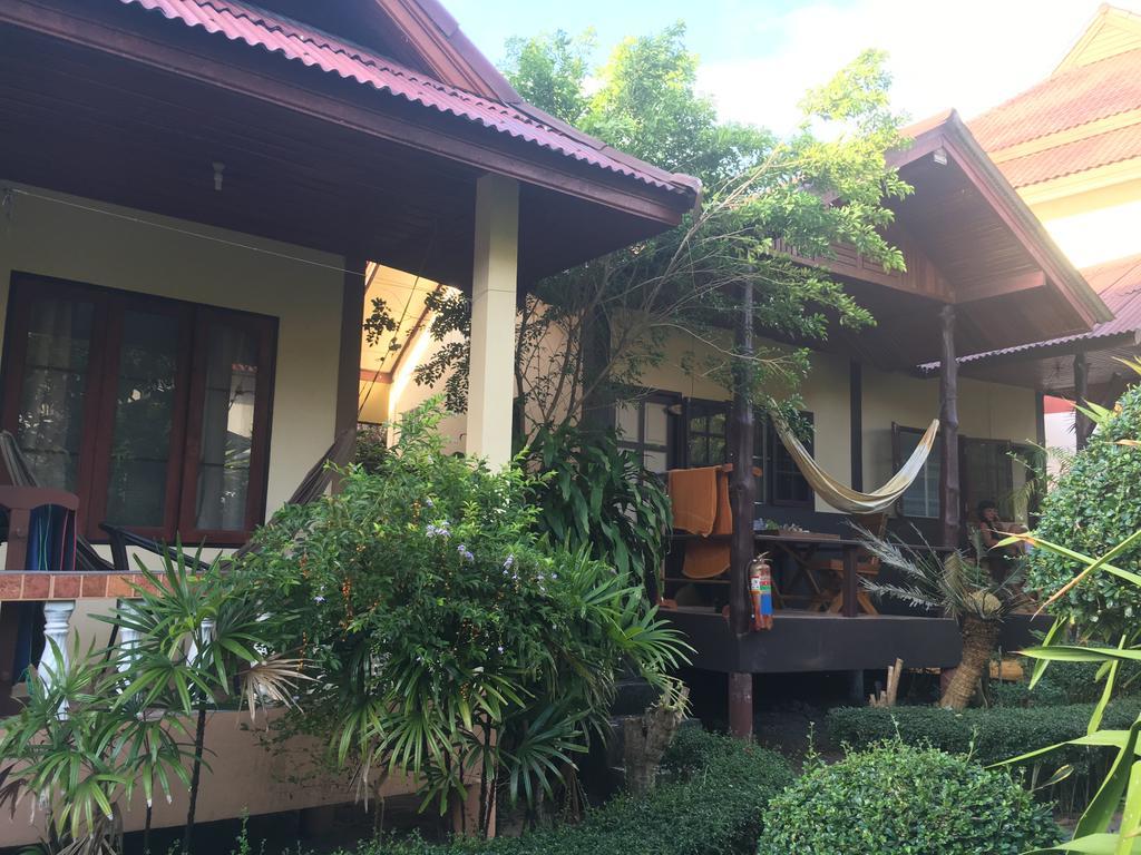 Jungle Hut Bungalows & Hotel Haad Chao Phao Exterior photo